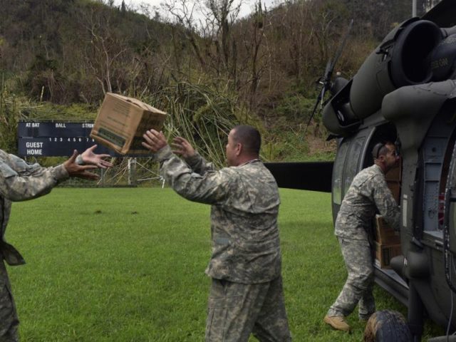 Mitglieder der US-Nationalgarde verladen in Puerto Rico Hilfsgüter für den Transport in die von Hurrikan «Maria» betroffenen Gebiete. Foto: Carol Guzy/dpa