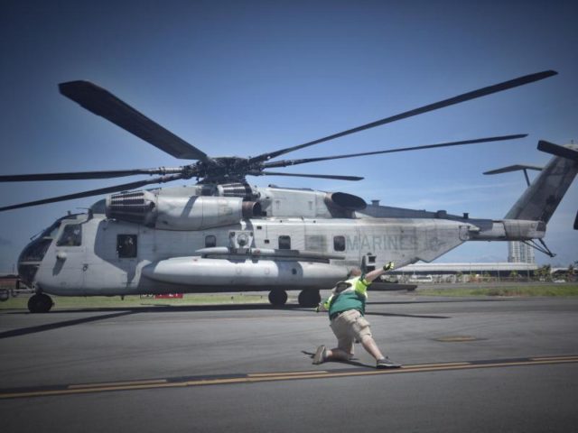 Ein mit Hilfsgütern beladener Helikopter der US-Marine landet in San Juan (Puerto Rico). Foto: Thomas Cordy/dpa