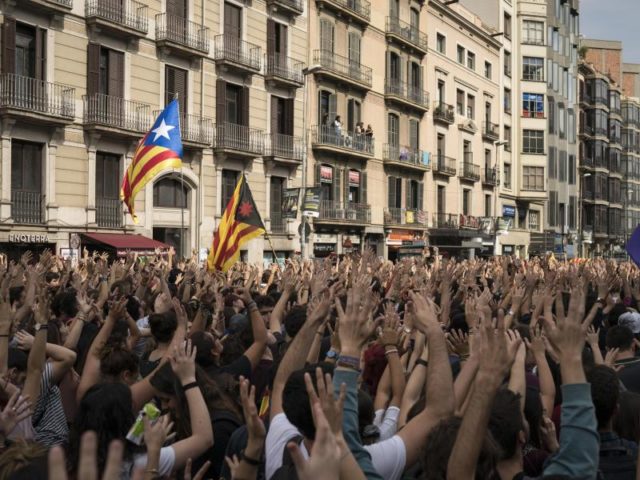 Befürworter des katalanischen Unabhängigkeitsreferendums demonstrieren in Barcelona. Foto: Felipe Dana/dpa