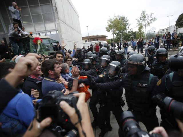 Am Tag des Referendums gab es gewalttätige Auseinandersetzungen zwischen der Guardia Civil und den Separatisten. Foto: Francisco Seco/dpa