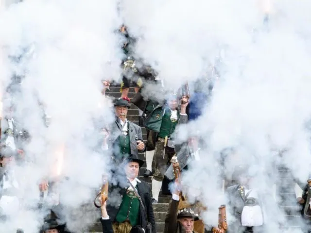 Beim Böllerschießen läuten die Schützen das Ende des Oktoberfestes ein. Foto: Matthias Balk/dpa