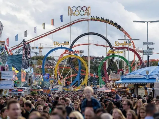 Am letzten Wiesntag war der Andrang nochmal groß. Foto: Matthias Balk/dpa