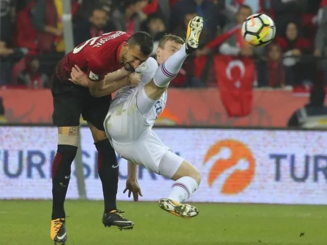Der Isländer Jon Dadi Bodvarsson (r) beim Zweikampf mit dem Türken Mehmet Topal. Foto: Str/dpa