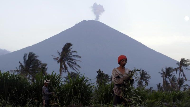 Vulkan auf Bali stößt 1500 Meter hohe Rauchsäule aus