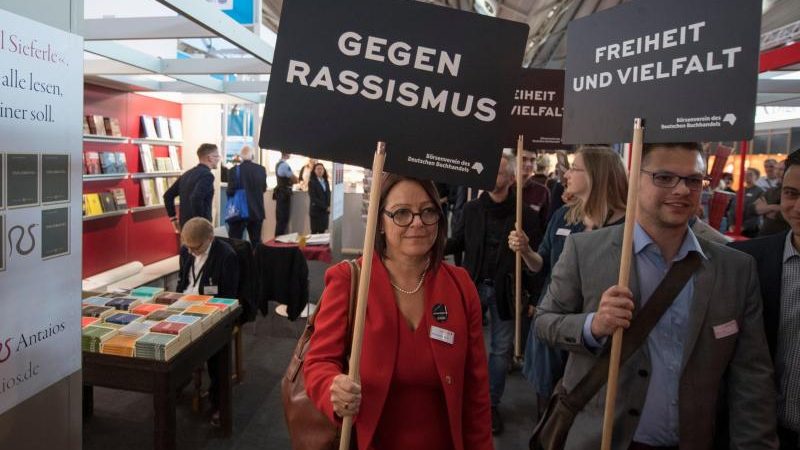 „Finis Germania“ und Akif Pirinçci: Buchbranche demonstriert auf Buchmesse gegen Antaios-Verlag