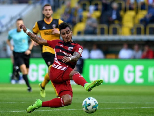 Ingolstadts Darío Lezcano versucht den Ball aufs Dynamo-Tor zu bringen. Foto: Monika Skolimowska/dpa