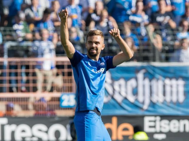 Torschütze Lukas Hinterseer bejubelt sein Tor zum 1:0 gegen Sandhausen. Foto: Guido Kirchner/dpa