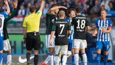 Schalke nutzt Berliner Fehler – Protest vor Anpfiff