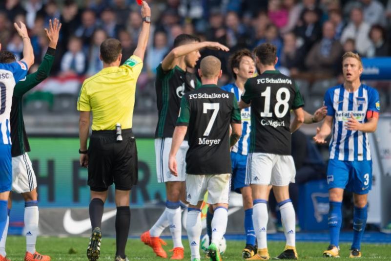 Schalke nutzt Berliner Fehler – Protest vor Anpfiff
