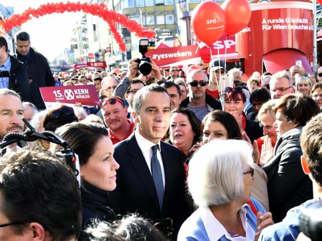 Der österreichische Bundeskanzler Christian Kern nimmt in Wien an einer Wahlkampfabschlusskundgebung der SPÖ teil. Foto: Hans Punz/dpa