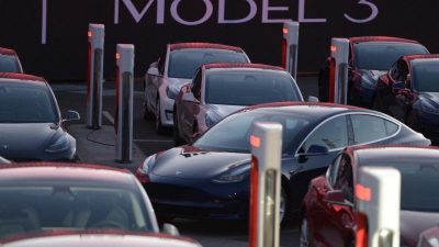 Tesla entlässt Mitarbeiter nach jährlicher Bewertung