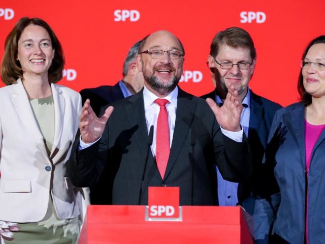 Der SPD-Parteivorsitzende, Martin Schulz, spricht in Berlin im Willy-Brandt-Haus nach der ersten Hochrechnung zur Landtagswahl in Niedersachsen. Foto: Kay Nietfeld/dpa