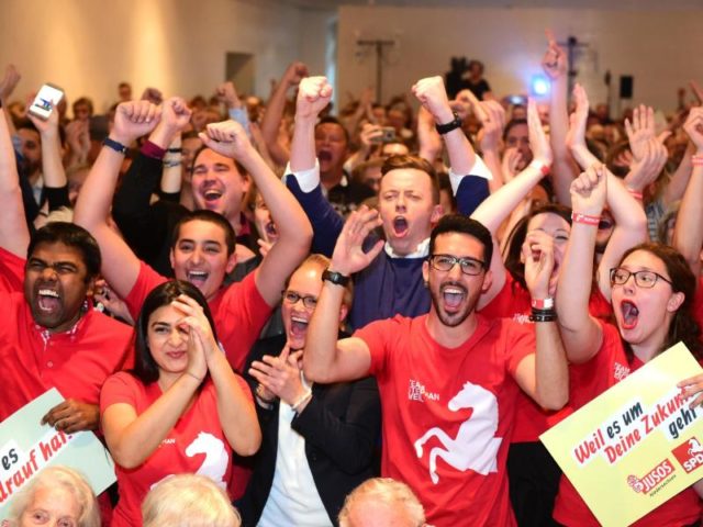 SPD-Anhänger jubeln nach den ersten Hochrechnungen: Die Partei hat überraschend klar gewonnen. Foto: Hauke-Christian Dittrich/dpa