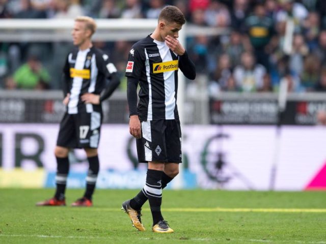 Thorgan Hazard und seine Gladbacher haben eine 1:0-Führung aus der Hand gegeben und 1:5 gegen Leverkusen verloren. Foto: Marius Becker/dpa