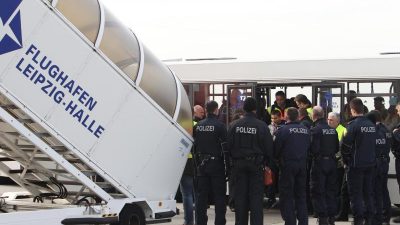 Ernüchternder Alltag der Bundespolizisten: Statt acht Abzuschiebende sitzt nur einer im Bus zum Flughafen
