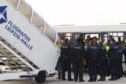 Abschiebung von IS-Anhängern nach Deutschland:  Vater der Islamisten-Familie nach Landung festgenommen