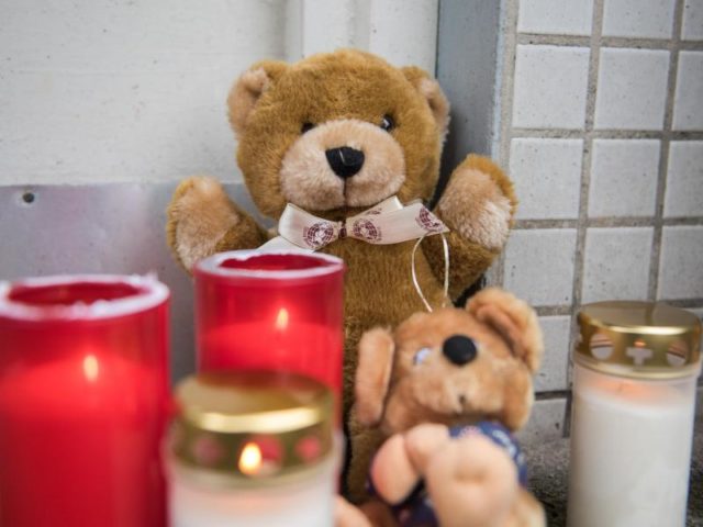 Kerzen und Teddybären aus Stoff stehen Hamburg-Neuwiedenthal vor einem Mehrfamilienhaus. Ein zweijähriges Mädchen ist in Hamburg am Vorabend vermutlich von ihrem Vater getötet worden. Foto: Daniel Bockwoldt/dpa