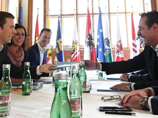 Knapp zehn Tage nach der Parlamentswahl in Österreich beginnen in Wien die Koalitionsgespräche zwischen konservativer ÖVP und rechter FPÖ. Foto: Helmut Fohringer/dpa