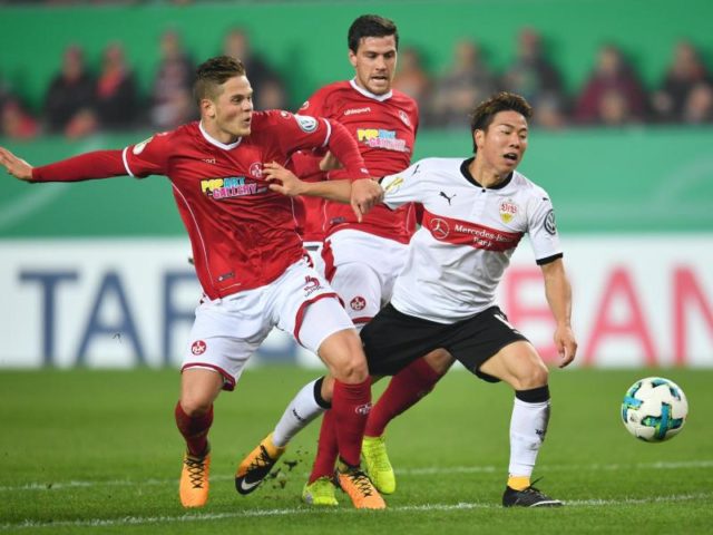 Stuttgarts Takuma Asano (r) wird am Strafraum von FCK-Akteur Joel Abu Hanna gefoult. Foto: Uwe Anspach/dpa