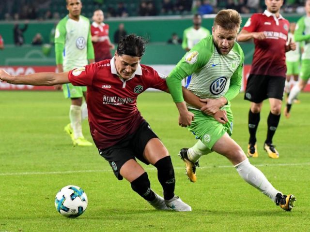 Der Wolfsburger Jakub Blaszczykowski (r) versucht Hannovers Miiko Albornoz vom Ball zu trennen. Foto: Peter Steffen/dpa