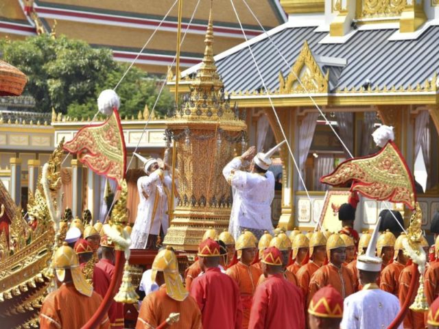 Die symbolische Urne von Thailands verstorbenem König Bhumibol wird während des feierlichen Trauerzuges getragen. Foto: Kittinun Rodsupan/dpa