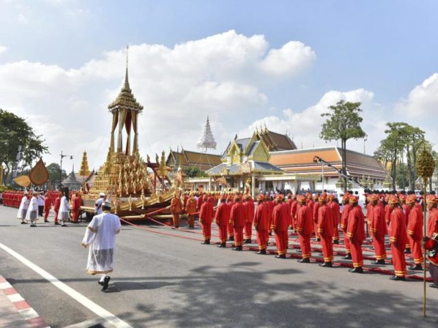 Der feierliche Trauerzug für Thailands verstorbenen König Bhumibol kurz vor dem Start. Foto: Kittinun Rodsupan/dpa