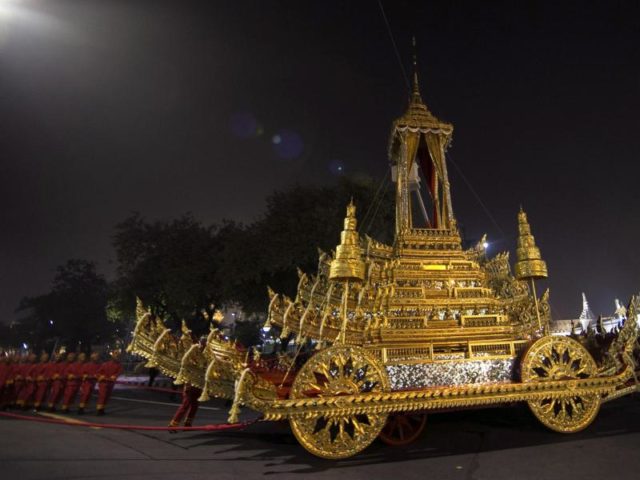 Königliche Beamte ziehen in Bangkok den königlichen Wagen, der den Körper und die Urne des verstorbenen thailändischen Königs Bhumibol transportieren soll. Foto: Wason Wanichakorn/dpa