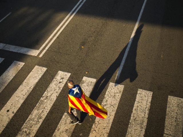 Ein Mann mit der Fahne der Region Katalonien, der «Estelada». Foto: Francisco Seco/dpa