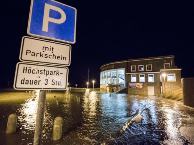 Der Parkplatz des Aquariums in Wilhelmshaven in Niedersachsen steht teilweise unter Wasser. Foto: Mohssen Assanimoghaddam/dpa