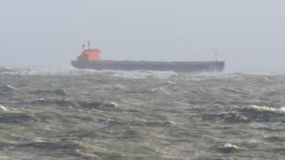 Riesiger Frachter im Sturm vor Nordsee-Insel Langeoog auf Grund gelaufen
