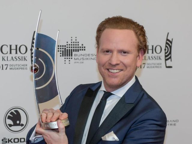 Der Geiger Daniel Hope mit seinem Preis in der Kategorie "Klassik ohne Grenzen". Foto: Axel Heimken/dpa