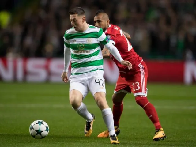 Bayerns Arturo Vidal (r) versucht Celtics Callum McGregor vom Ball zu trennen. Foto: Sven Hoppe/dpa