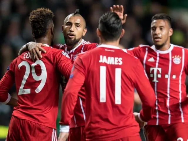 Torschütze Kingsley Coman (l-r) wird von Arturo Vidal, James Rodriguez und Corentin Tolisso gefeiert. Foto:&nbsp;Sven Hoppe/dpa