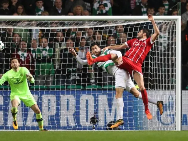 Bayerns Javi Martinez (r) köpft zum 2:1 für den deutschen Rekordmeister ein. Foto: Andrew Milligan/dpa