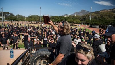 „Stoppt die Farm-Morde“: Hunderte in Südafrika demonstrieren gegen Gewalt gegen weiße Farmer