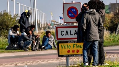 Calais: Neun Migranten rasen mit Auto auf Polizisten zu