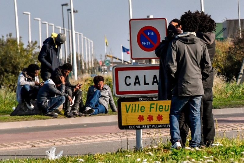Calais: Neun Migranten rasen mit Auto auf Polizisten zu
