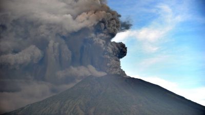 Flugausfälle wegen Vulkan-Rauchsäule auf Bali