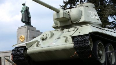 Grotesker Umzug: Kommunisten rollen mit russischem Panzer durch Berlin