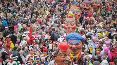 Zehntausende Narren begrüßen mit Alaaf und Helau neue Karnevalssaison