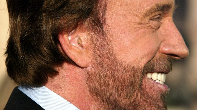 Kein Witz: Chuck Norris verklagt elf Pharmafirmen …