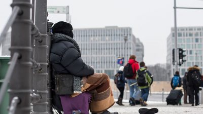 Immer mehr Obdachlose auf Berlins Straßen – Ein Bus fährt an gegen das Elend