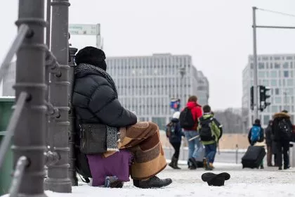 Immer mehr Obdachlose auf Berlins Straßen - Ein Bus fährt an gegen das Elend