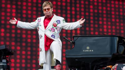 Elton John mit Harvard-Menschlichkeitspreis geehrt – es gibt aber auch Pädophilie-Geschichten