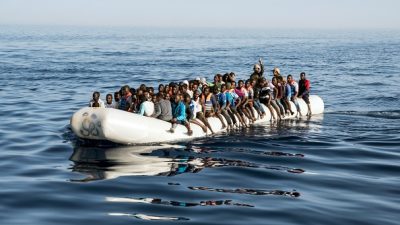 Spanische Rettungskräfte bergen an nur einem Tag knapp 500 Migranten aus dem Meer