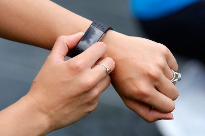 Rettung in letzter Sekunde: Fitbit-Armband zeigte “Marathonlauf” auf dem Sofa an