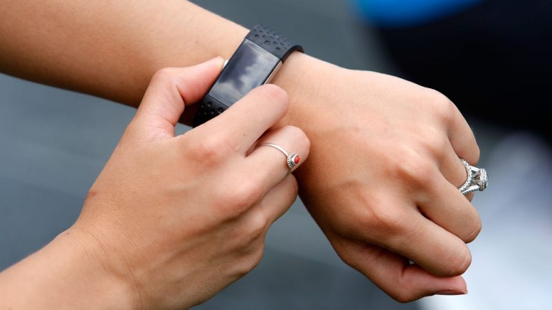 Rettung in letzter Sekunde: Fitbit-Armband zeigte „Marathonlauf“ auf dem Sofa an