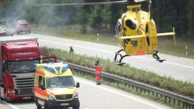 Großeinsatz: Eine Tote und mehrere Schwerverletzte bei Verkehrsunfall nahe Paderborn