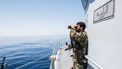 Libysche Küstenwache beschießt und bedrängt Migranten auf Boot