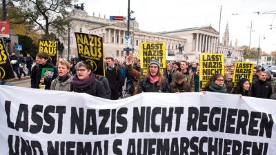 „Nazis raus“ und „Refugees Welcome“: Linken-Demo gegen FPÖ-Abgeordnete im Nationalrat in Wien
